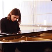 Ofrezco clases de piano clásico, moderno y jazz, además de lenguaje musical, refuerzo de armonía, desarrollo del oído, etc